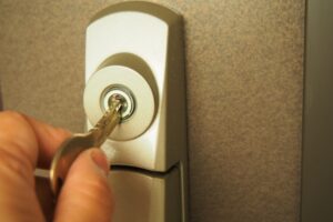 賃貸物件の鍵を紛失した！対処法や鍵交換の費用負担について